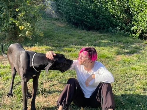 Jessi, educadora canina amable en Pamplona, jugando y creando vínculo con su perro John gran danés de Kidukan